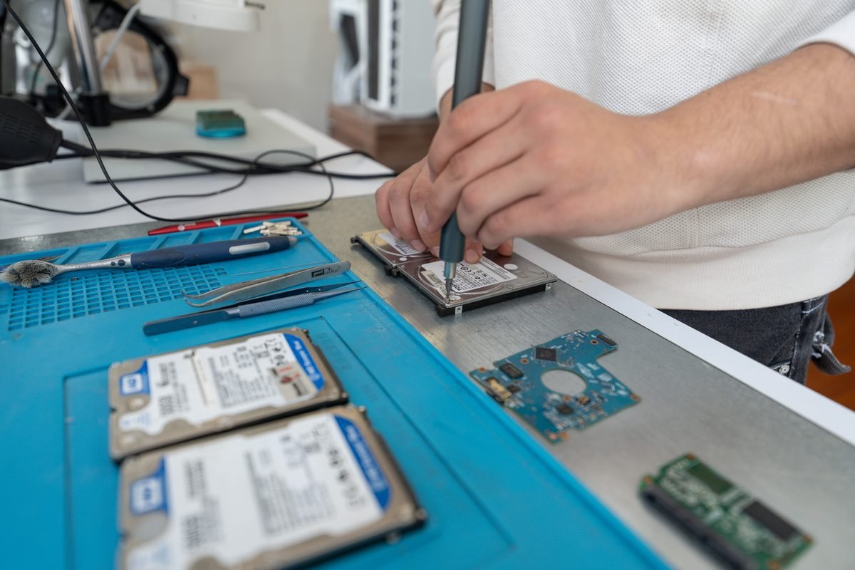 Banco de trabajo del laboratorio con unidades SSD y M.2