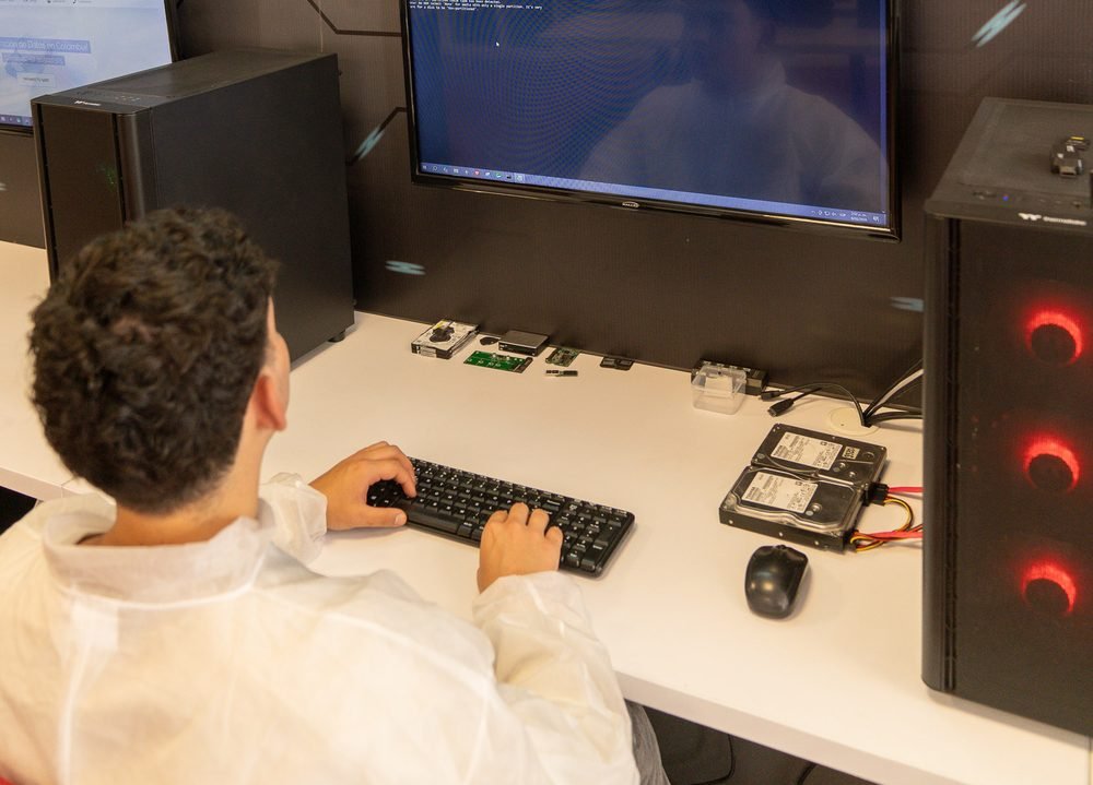 Estación de trabajo del laboratorio con equipos de recuperación